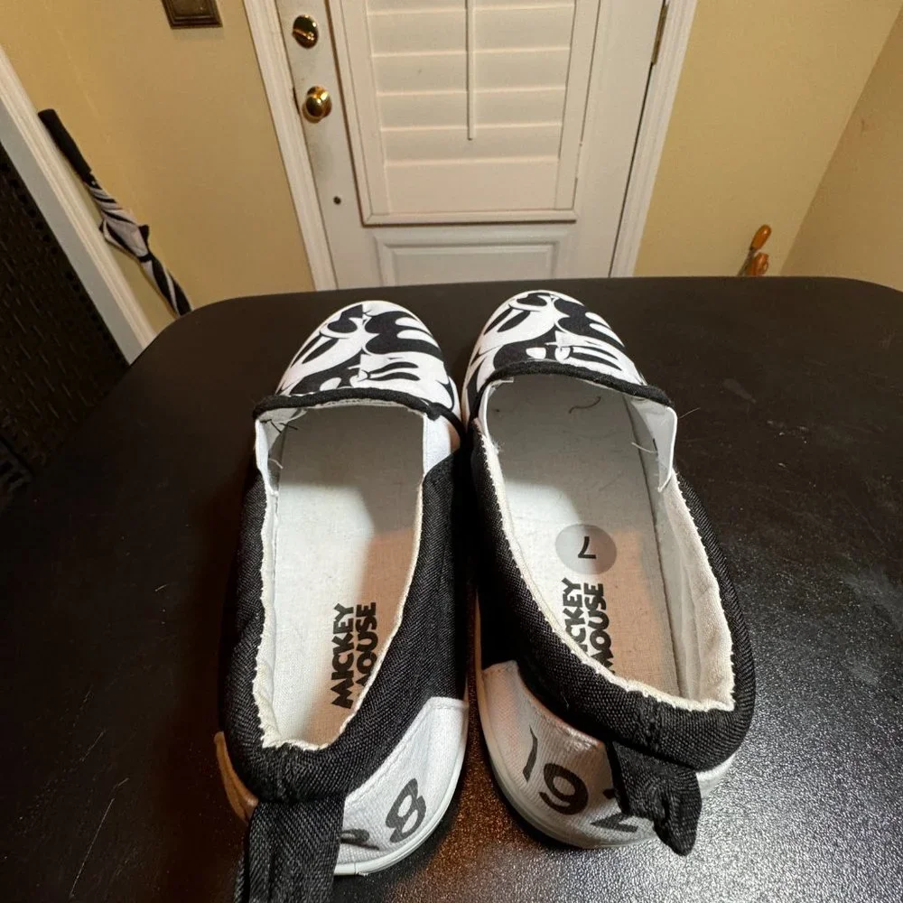 Disney Mickey Mouse size 7 black and white slipon